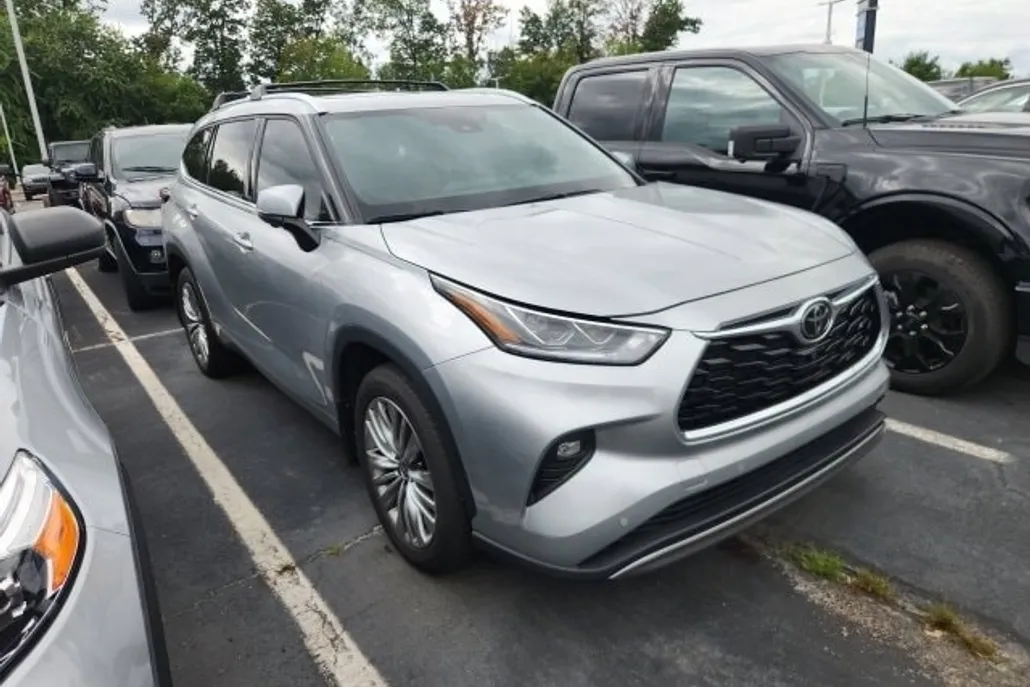 2024 Toyota Highlander LE photo 1