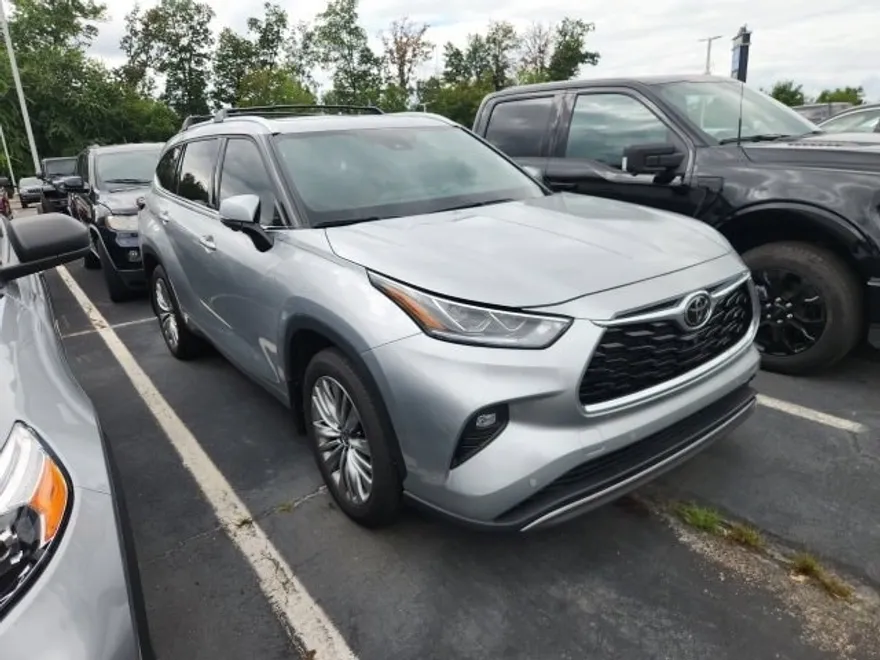 2024 Toyota Highlander LE photo 1