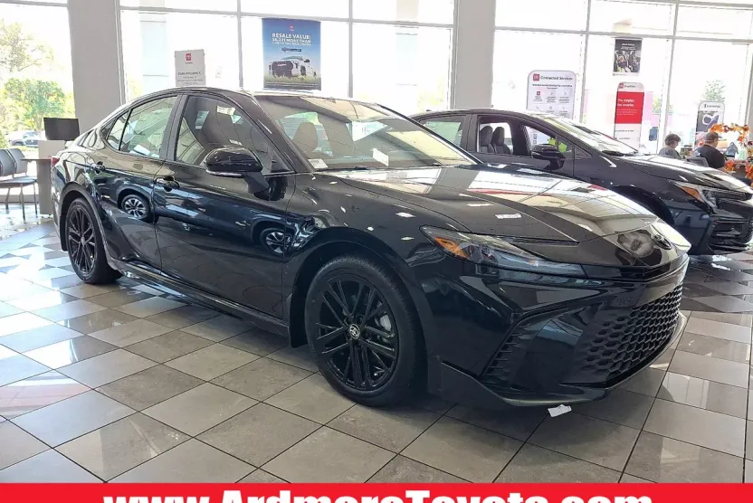 2025 Toyota Camry SE photo 1