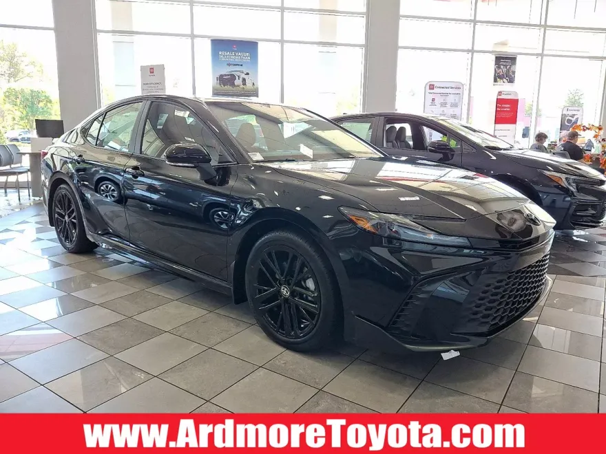 2025 Toyota Camry SE photo 1