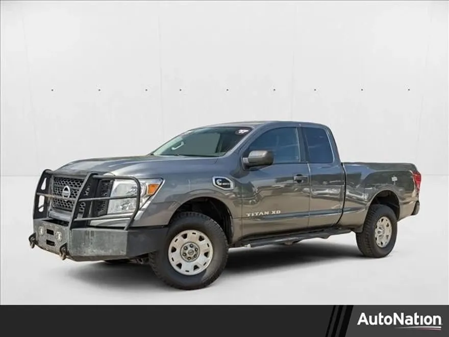 2017 Nissan Titan photo 1