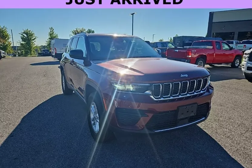 2023 Jeep Grand Cherokee Laredo photo 1