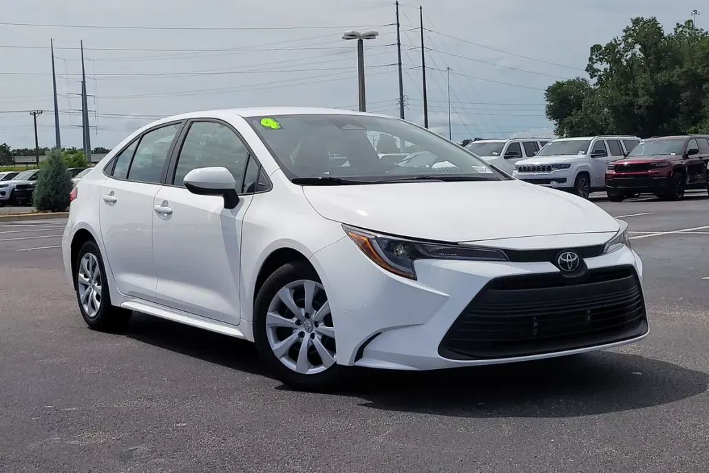 2024 Toyota Corolla LE photo 1