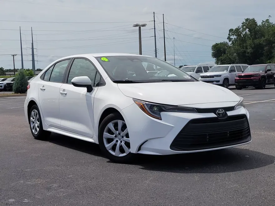2024 Toyota Corolla LE photo 1