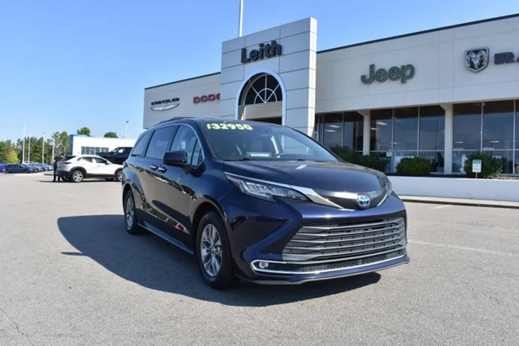 2022 Toyota Sienna XLE photo 1