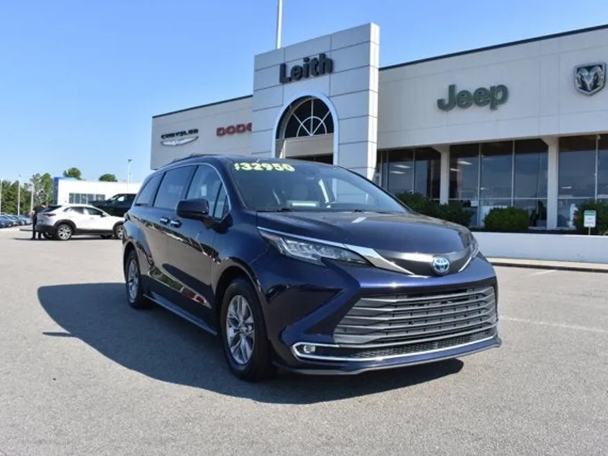 2022 Toyota Sienna XLE photo 1