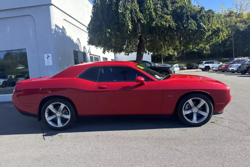 2016 Dodge Challenger SXT Plus photo 1