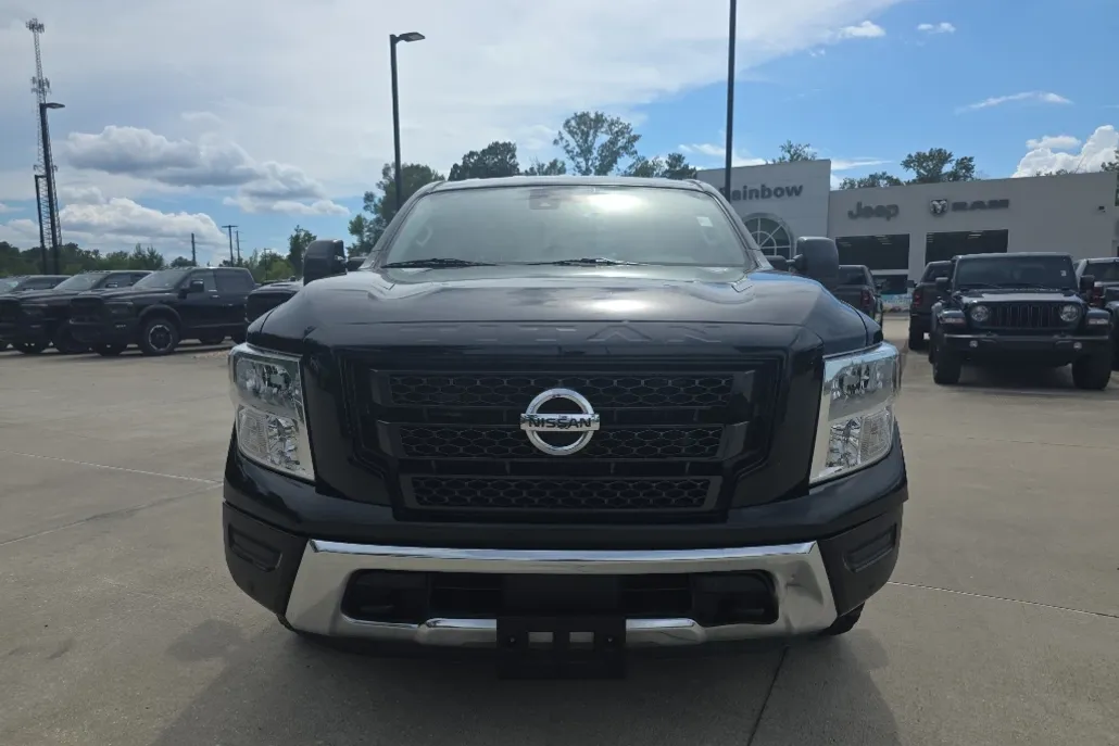 2022 Nissan Titan SV photo 1
