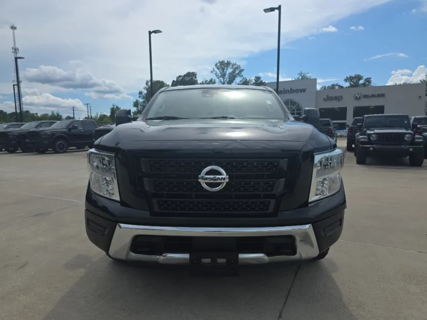 2022 Nissan Titan SV photo 1