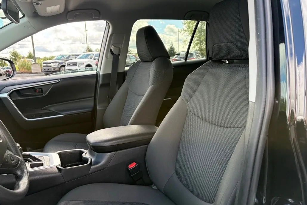 2022 Toyota RAV4 LE photo 1