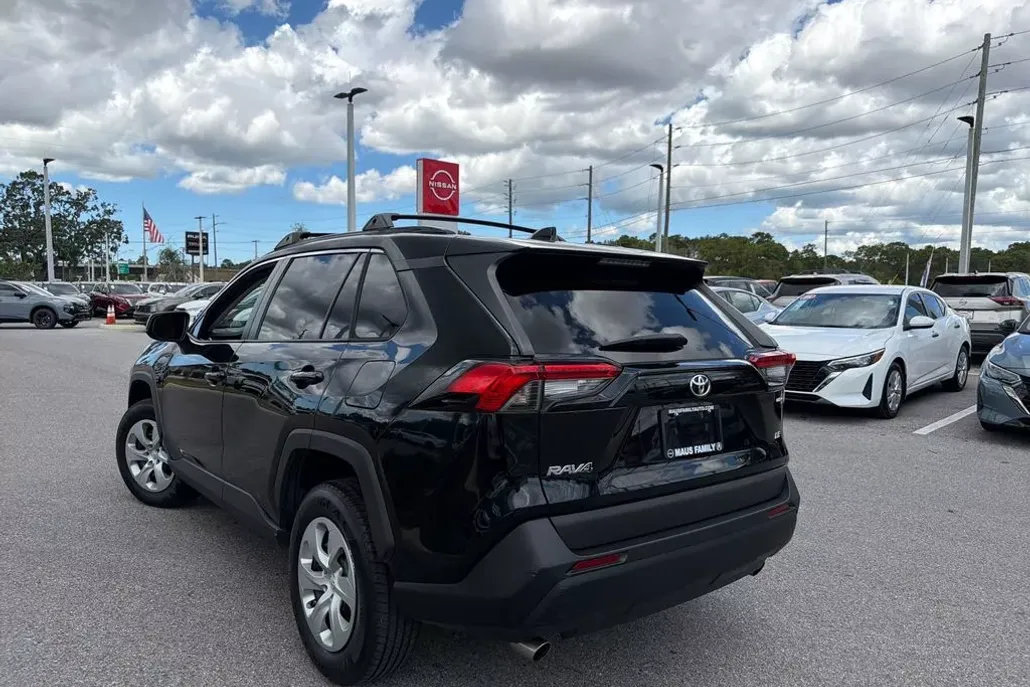 2020 Toyota RAV4 LE photo 1