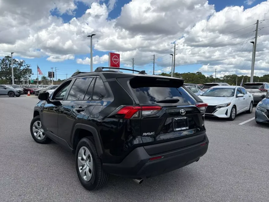 2020 Toyota RAV4 LE photo 1