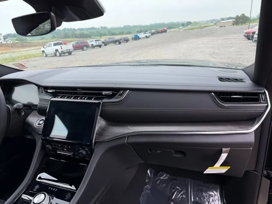 2025 Jeep Grand Cherokee Overland photo 25