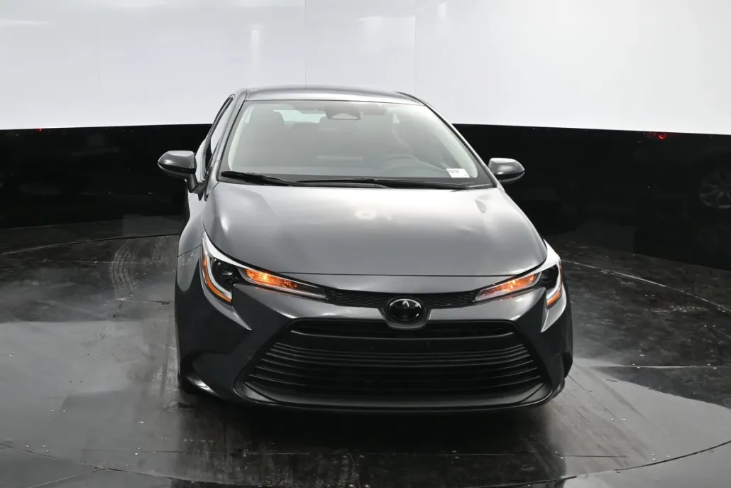2023 Toyota Corolla LE photo 1