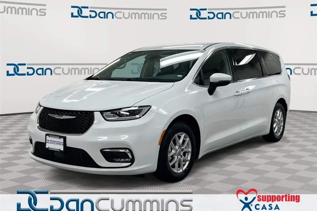2023 Chrysler Pacifica Touring L photo 1