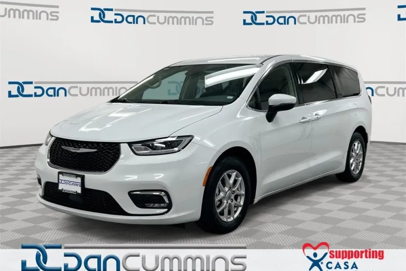 2023 Chrysler Pacifica Touring L photo 1