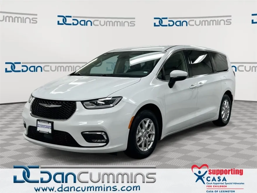 2023 Chrysler Pacifica Touring L photo 1