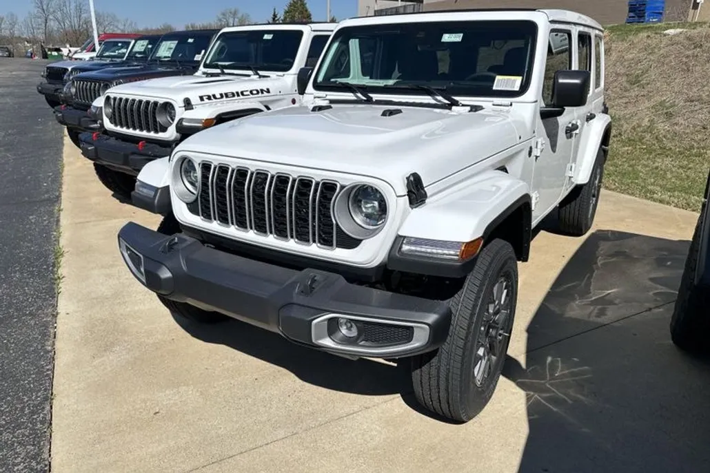2025 Jeep Wrangler Unlimited Sahara photo 1