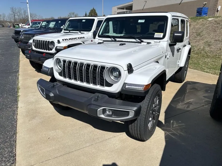 2025 Jeep Wrangler Unlimited Sahara photo 1