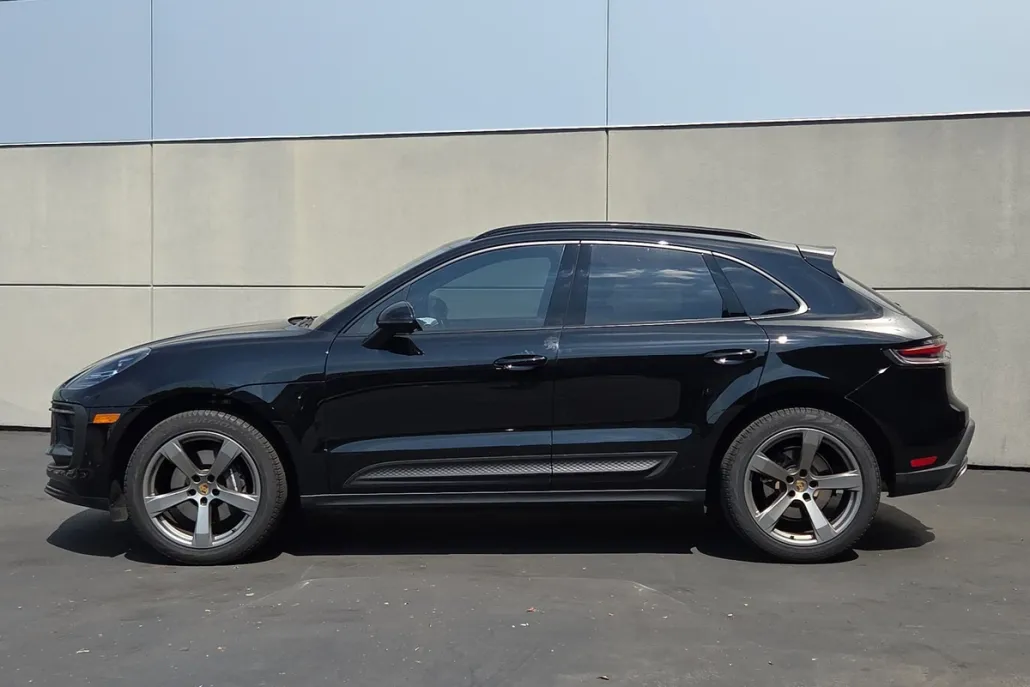 2023 Porsche Macan T photo 1