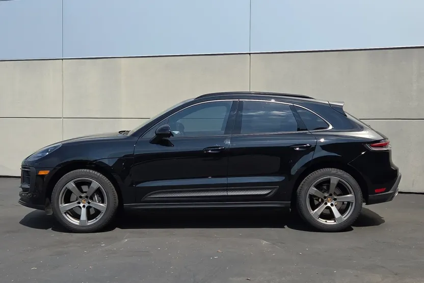 2023 Porsche Macan T photo 1