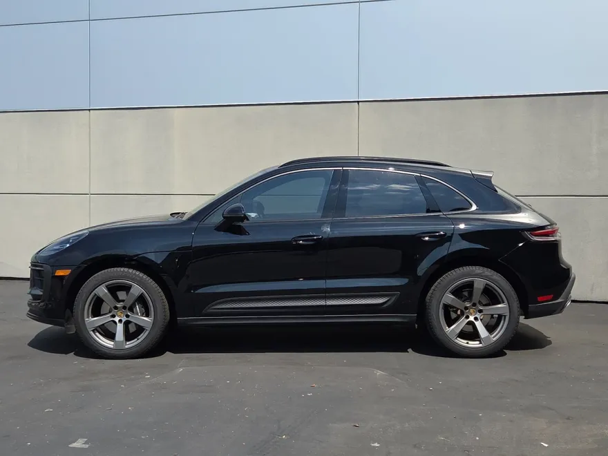 2023 Porsche Macan T photo 1