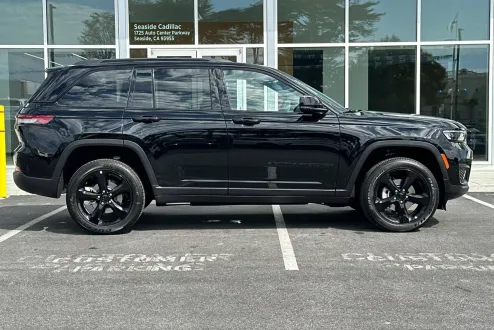 2024 Jeep Grand Cherokee Altitude photo 2