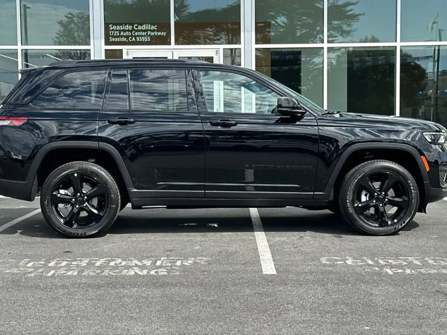 2024 Jeep Grand Cherokee Altitude photo 2