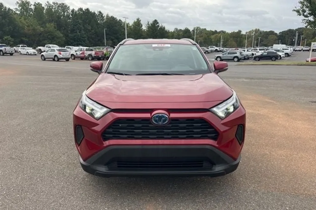 2024 Toyota RAV4 Hybrid XLE photo 1