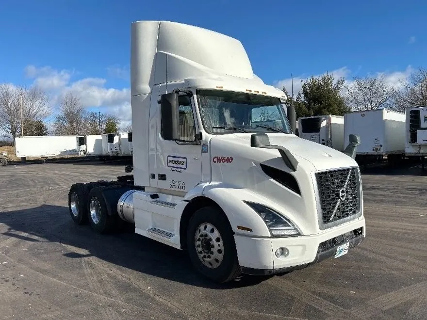 2020 Volvo Truck VNR photo 1