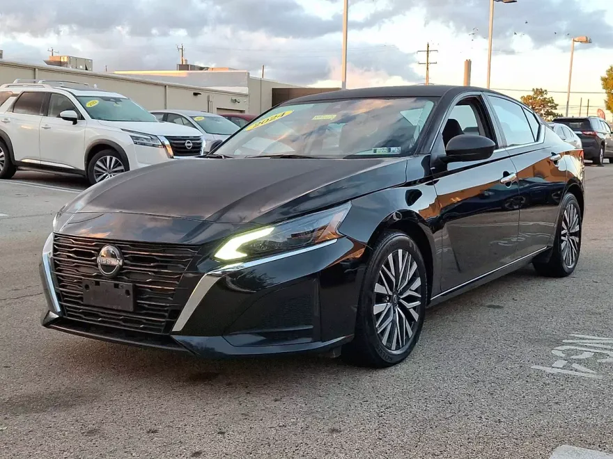 2024 Nissan Altima 2.5 SV photo 1