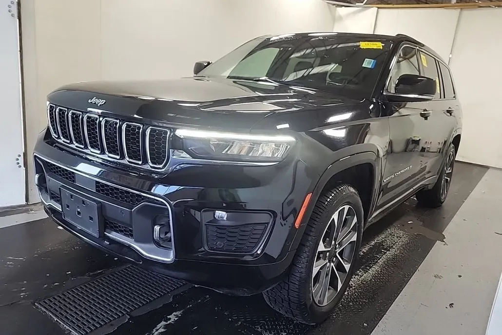 2023 Jeep Grand Cherokee Overland photo 1