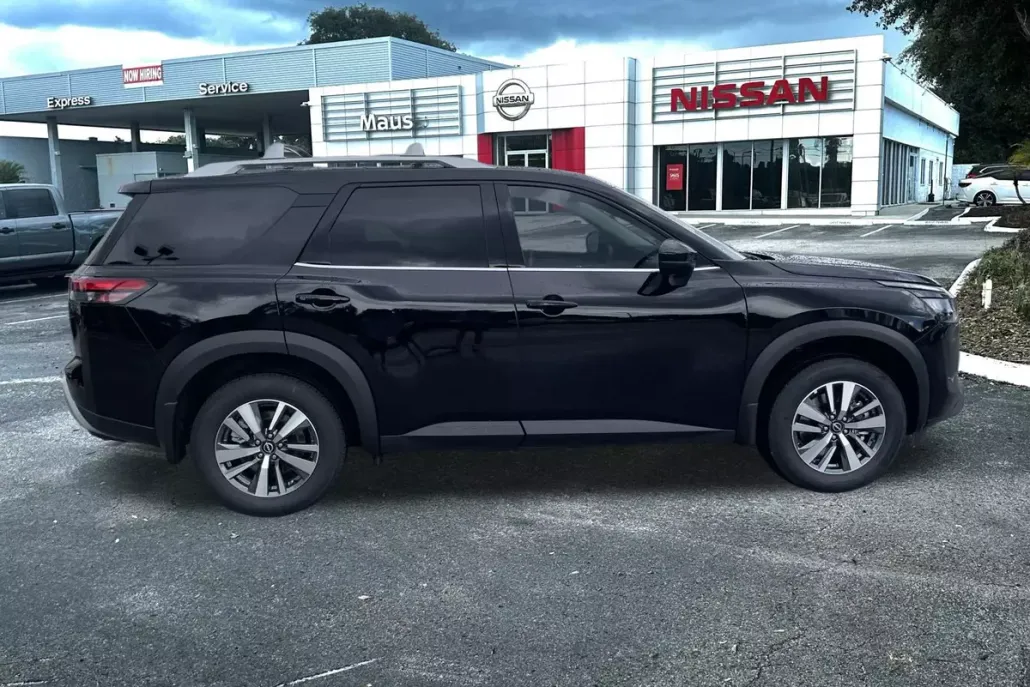 2025 Nissan Pathfinder SL photo 1