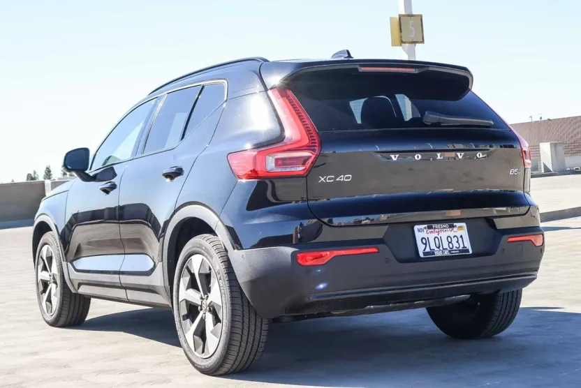 2025 Volvo XC40 Plus photo 1