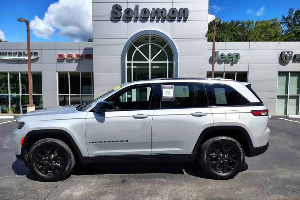2024 Jeep Grand Cherokee Altitude photo 1