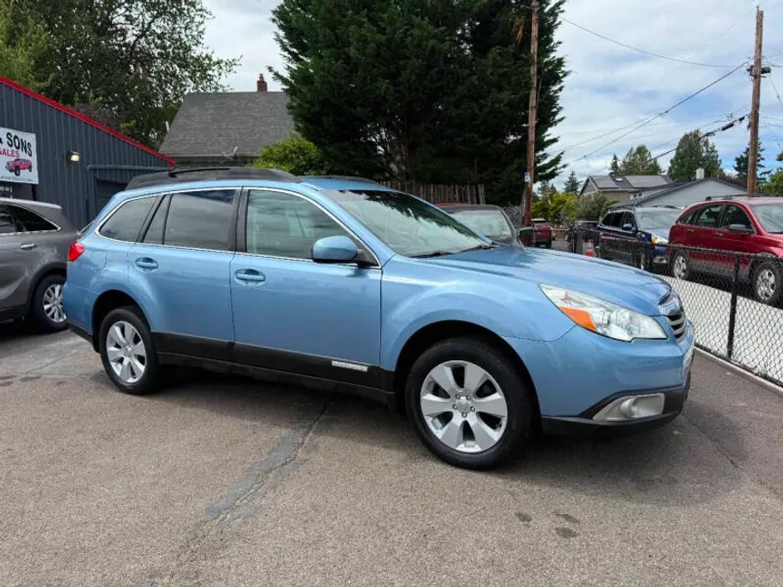 2010 Subaru Outback 2.5i Premium photo 1