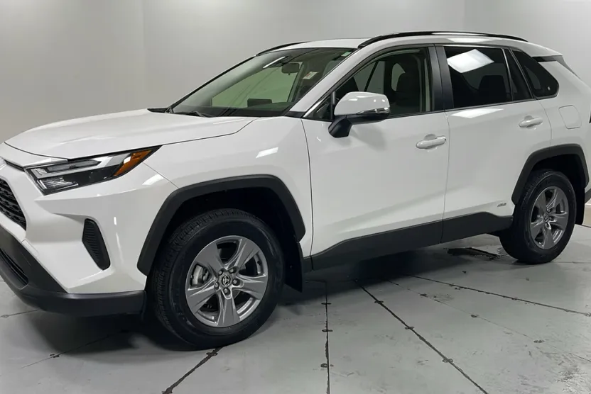 2023 Toyota RAV4 Hybrid XLE photo 1