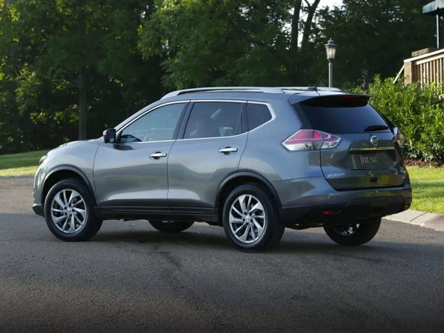 2015 Nissan Rogue SV photo 1