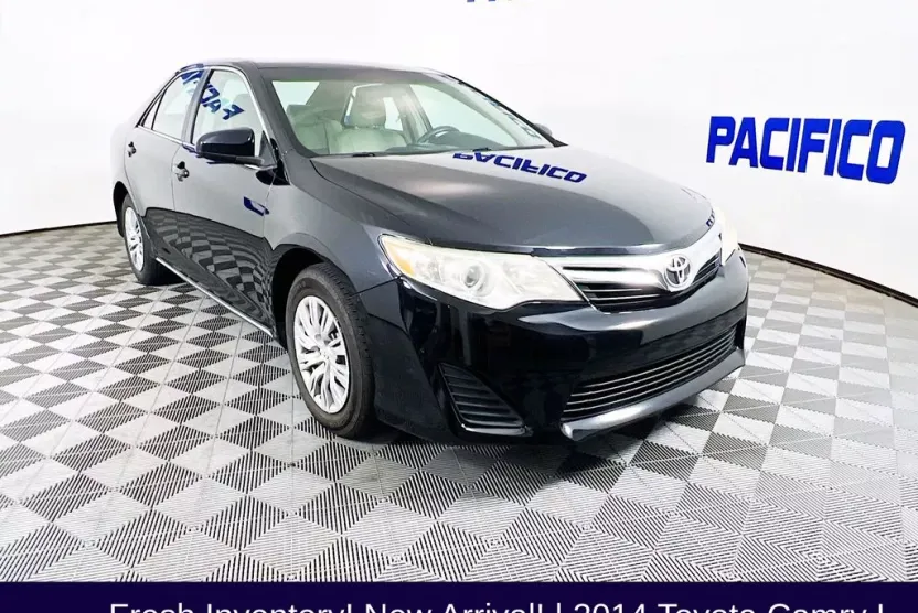 2014 Toyota Camry LE photo 1