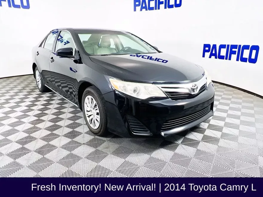 2014 Toyota Camry LE photo 1