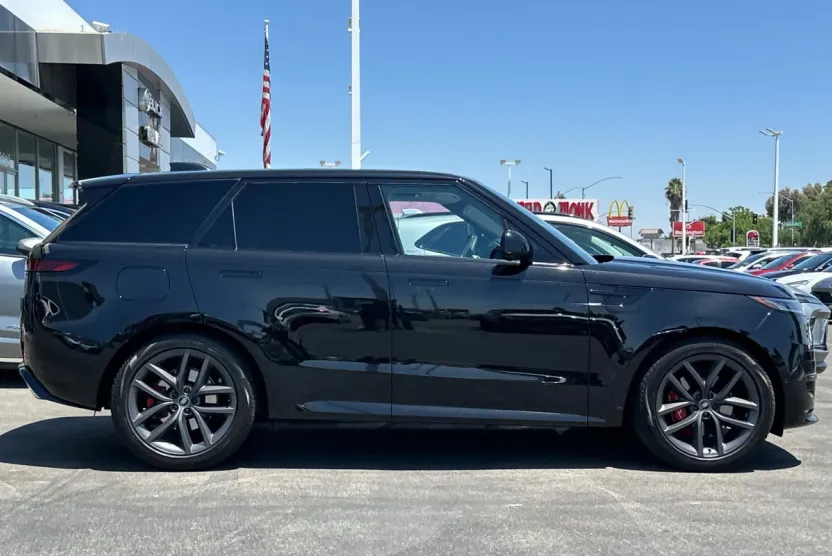 2024 Land Rover Range Rover Sport SE photo 1