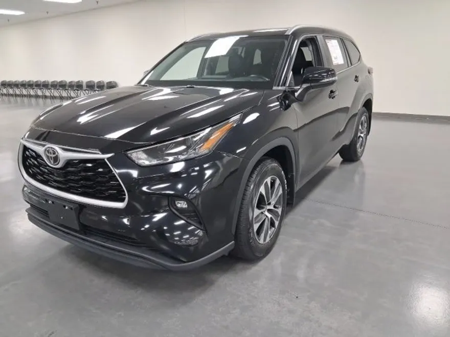 2024 Toyota Highlander XLE photo 1