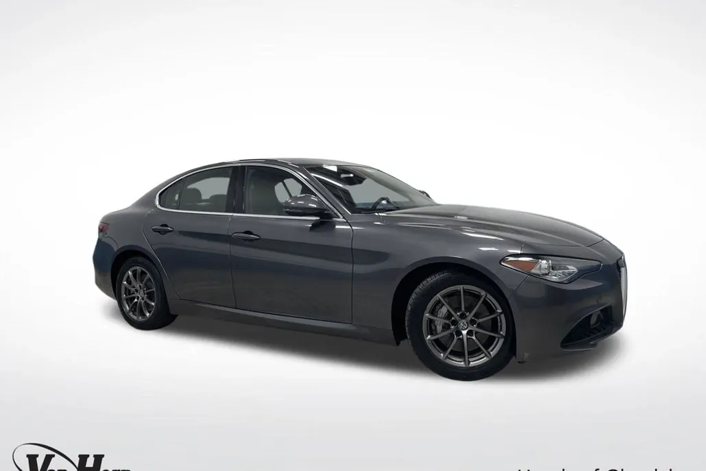 2018 Alfa Romeo Giulia Base photo 1