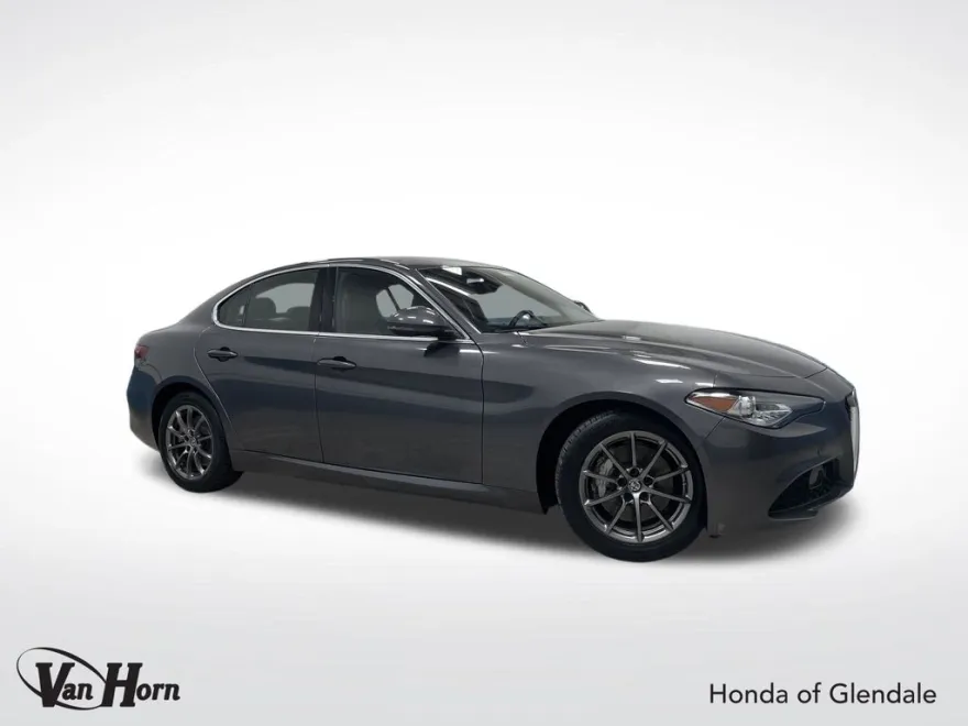 2018 Alfa Romeo Giulia Base photo 1
