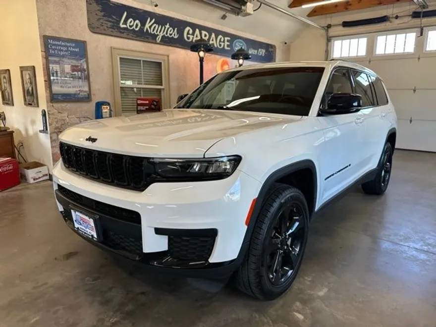 2022 Jeep Grand Cherokee Altitude photo 1