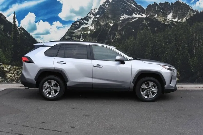 2024 Toyota RAV4 XLE photo 1