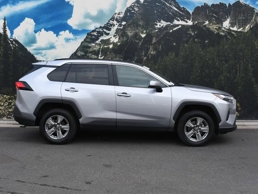 2024 Toyota RAV4 XLE photo 1