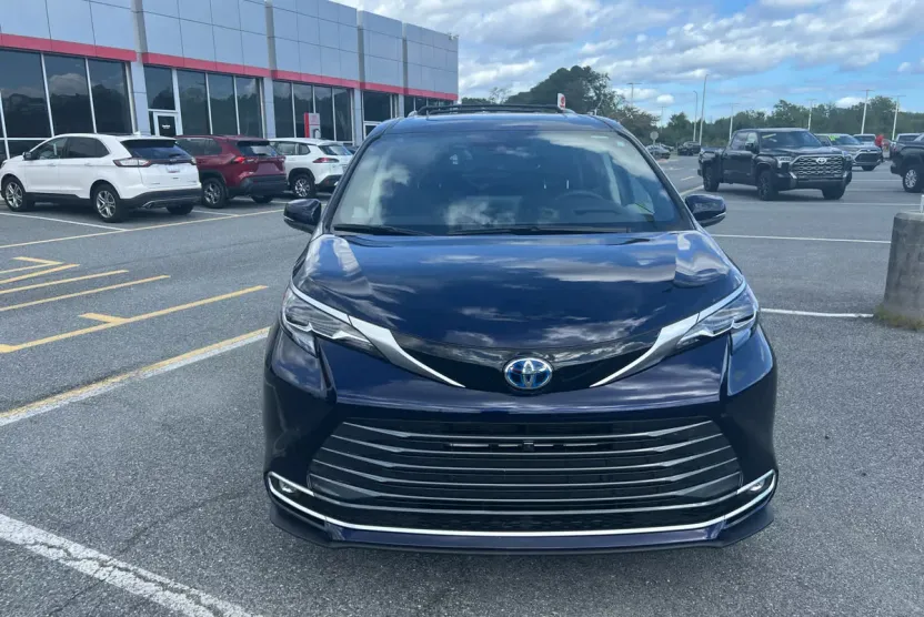 2024 Toyota Sienna Platinum photo 1