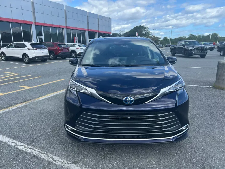 2024 Toyota Sienna Platinum photo 1