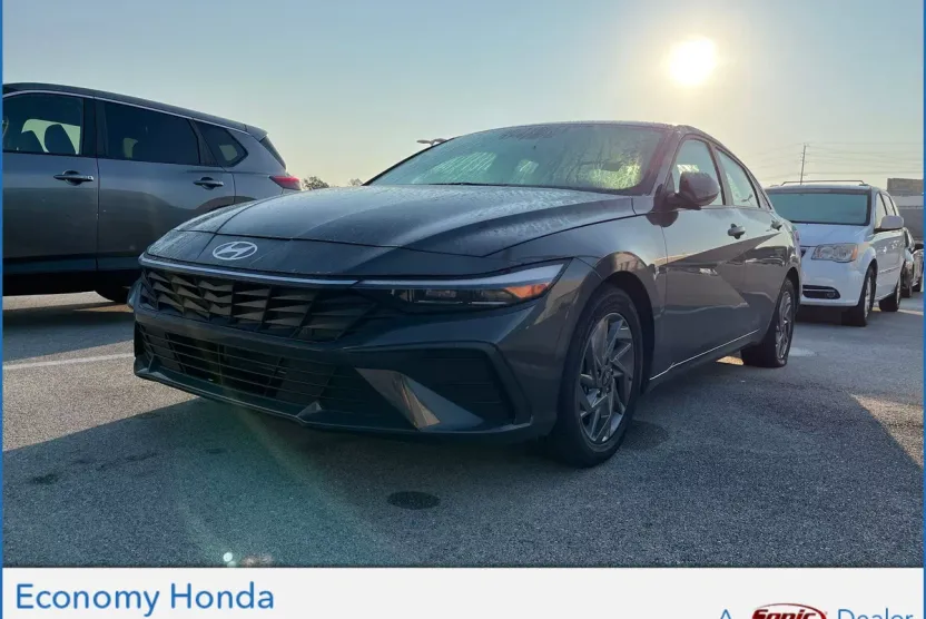 2024 Hyundai Elantra SEL photo 1